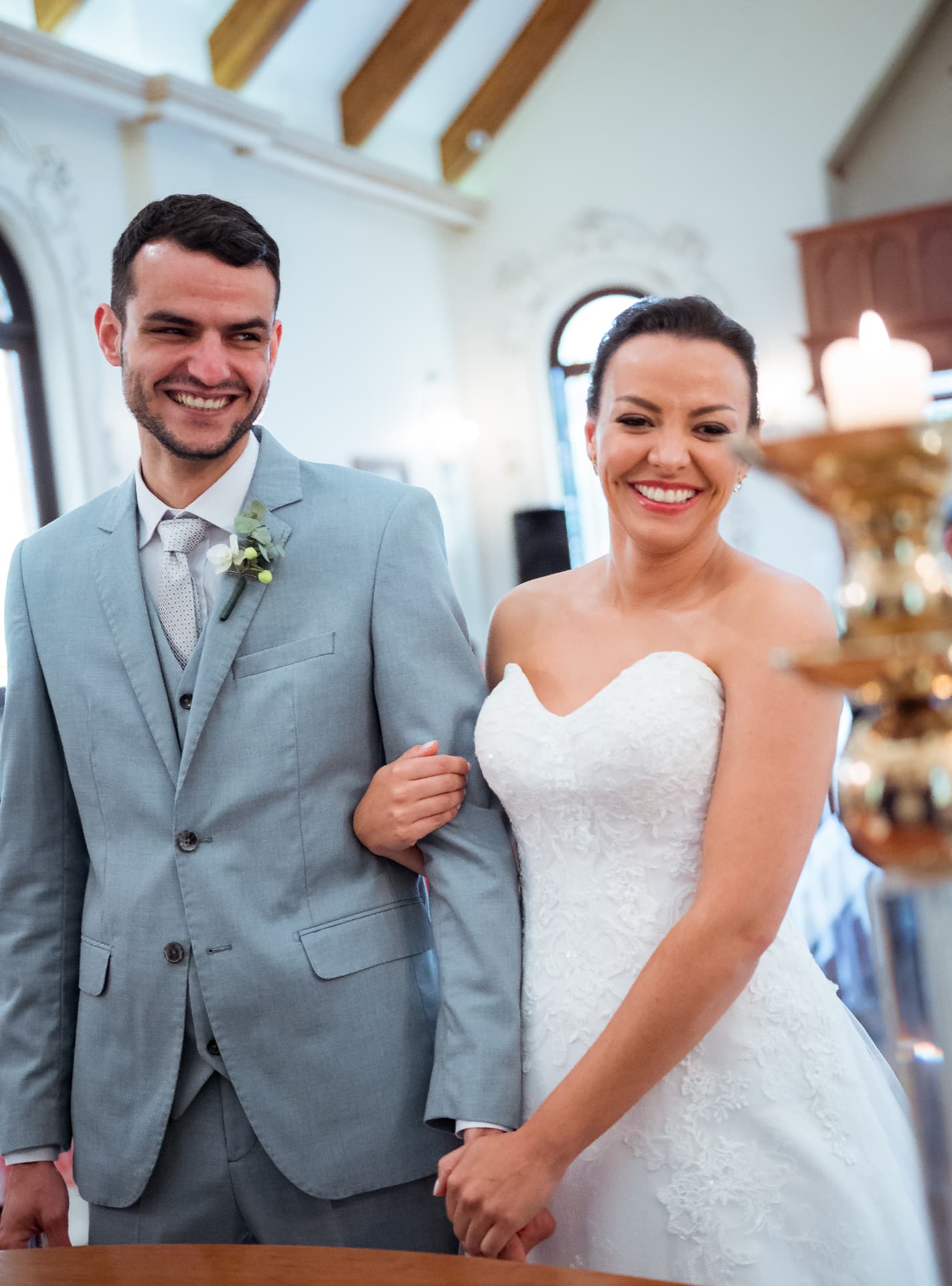 Caroline e Quentin sorrindo no altar