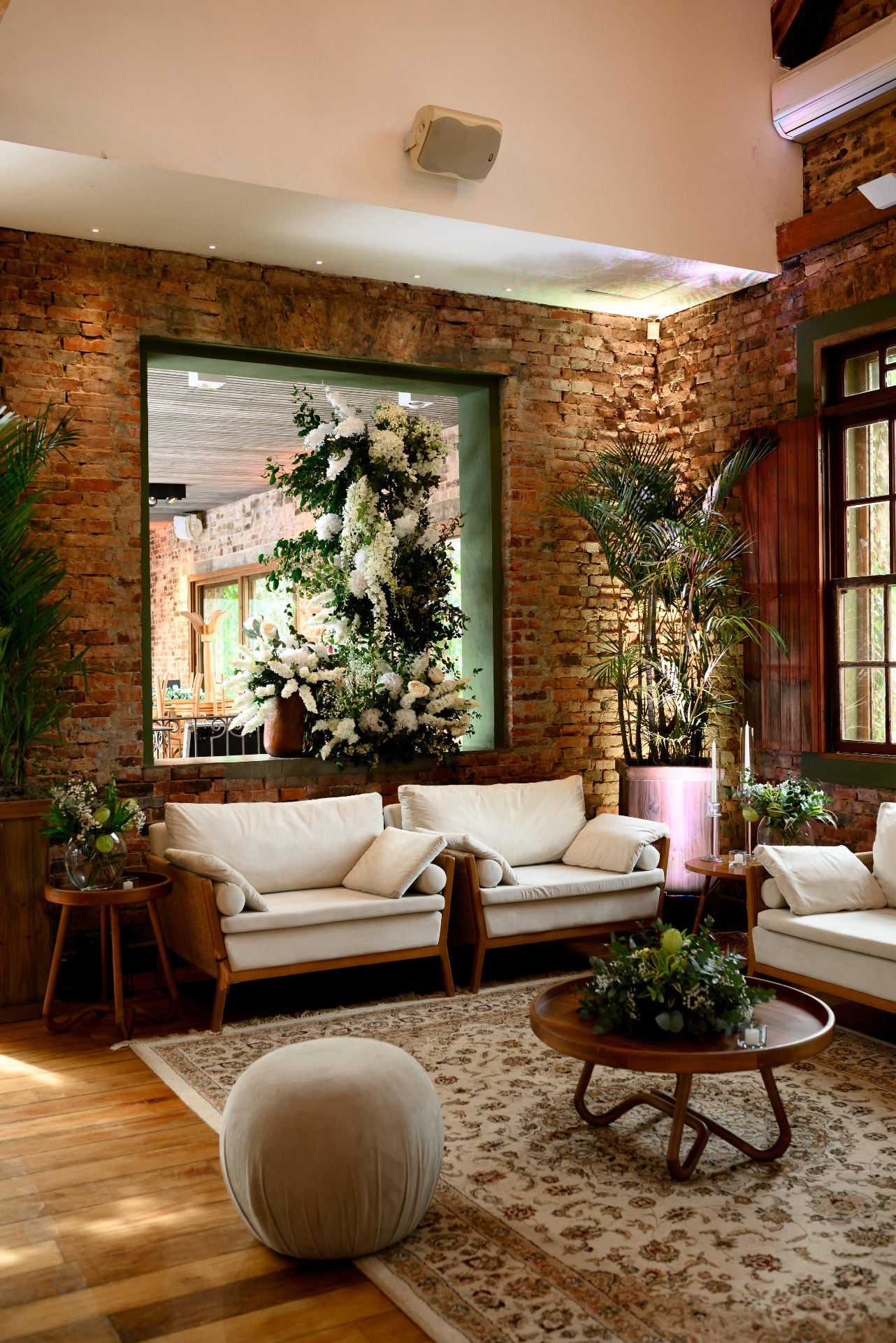 Lounge com arranjos de flores brancas