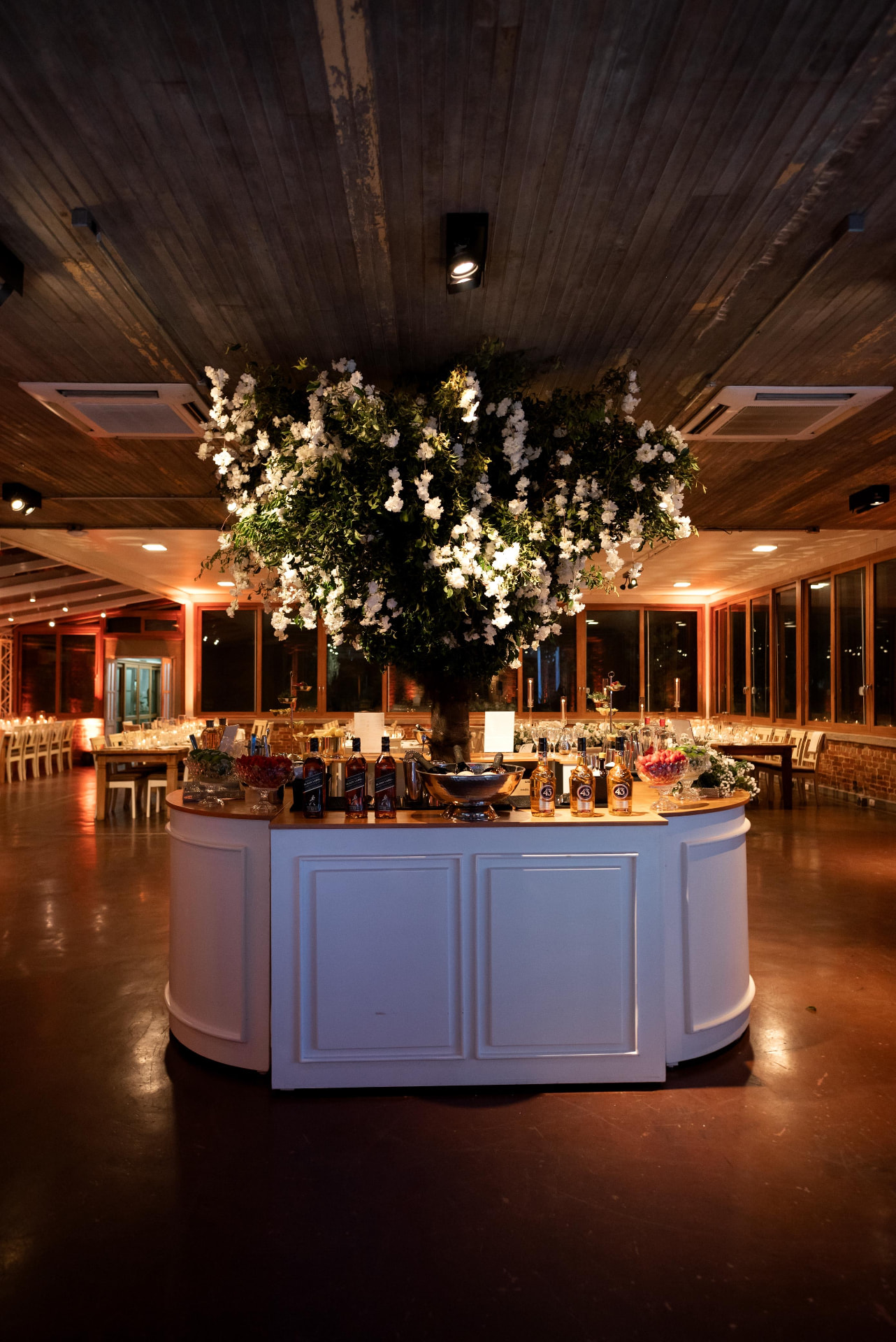 Bar com grande arranjo de flores brancas