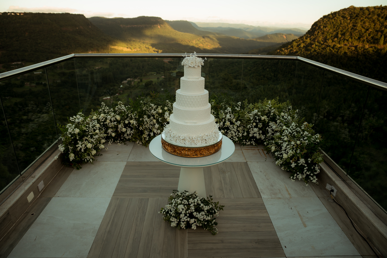 Bolo de casamento em um terraço com vista para os vales da Serra Gaúcha