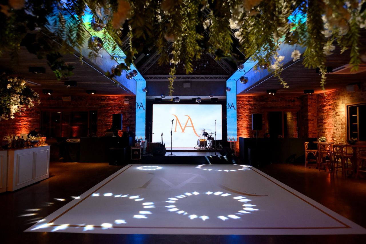 Pista de dança iluminada no casamento de Adriana e Nilsen