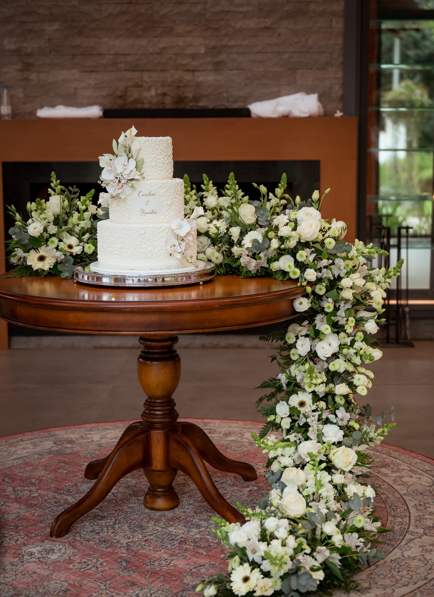 Bolo de três andares com cascata de flores brancas