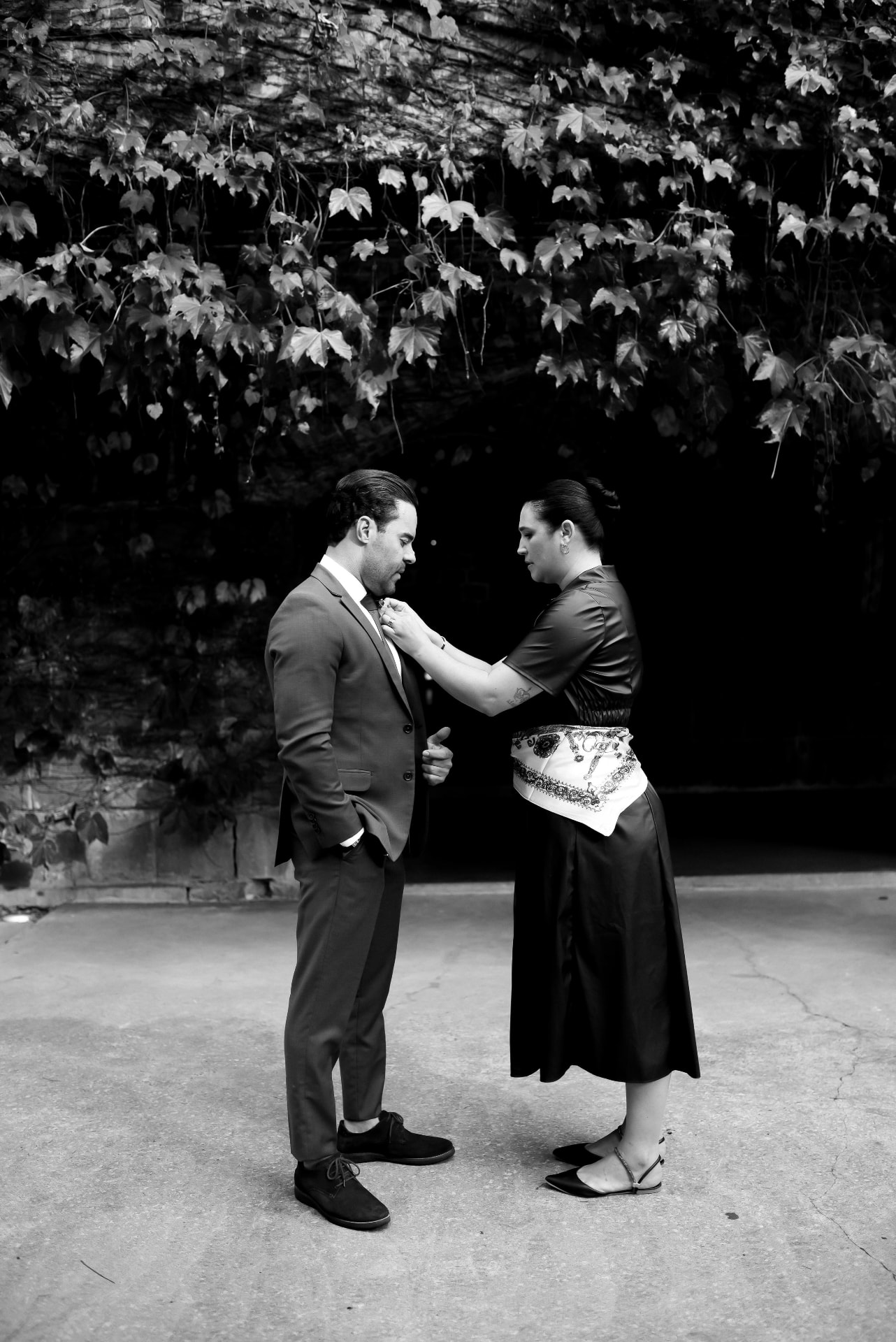 Agle ajustando o traje do noivo no dia do casamento