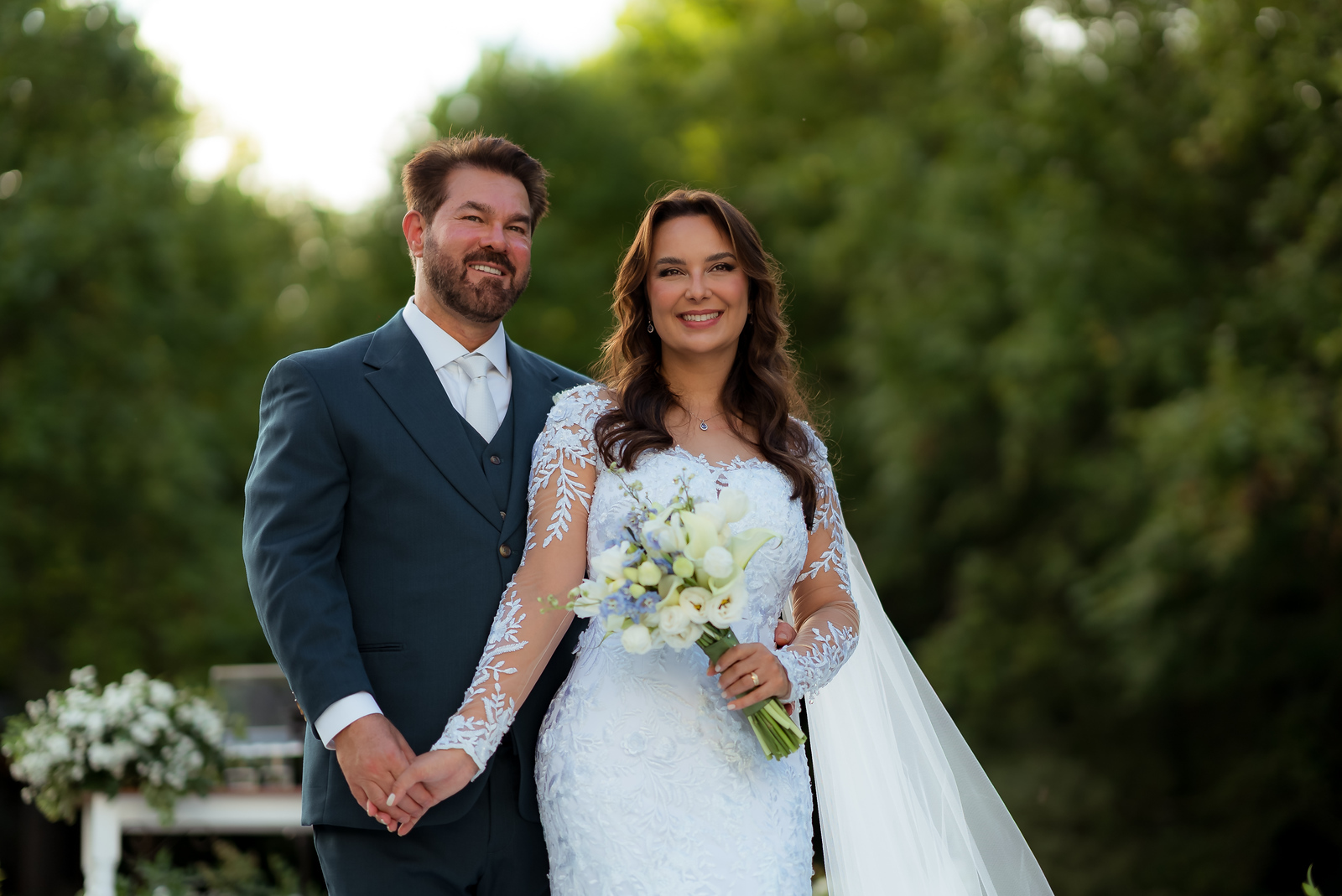 Simone e Júlio de mãos dadas no jardim